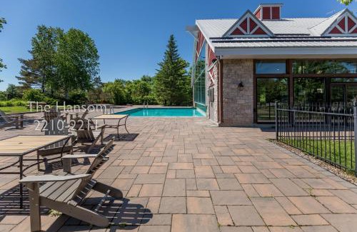 Oro-Medonte Apartment | Country Club Charm - 4-Bed Radiant Resort Condo