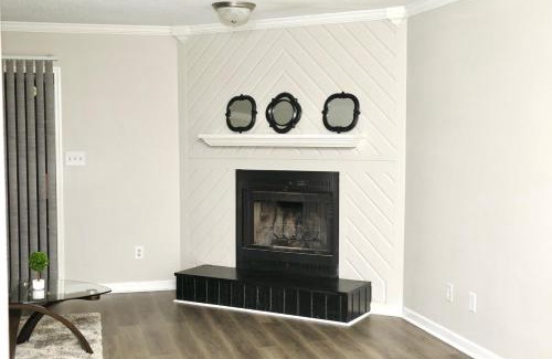 Winston - Salem Apartment | Country Club's Cozy 2-bedroom!