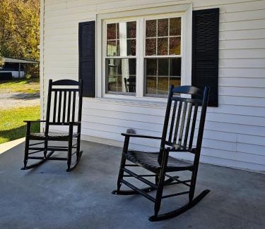 Red Boiling Springs House | Country Colonial Retreat