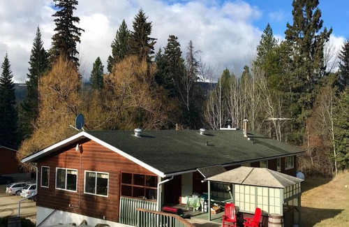 Valemount Cabin | Country Comfort! Rustic Lodge - spacious and well equipped !