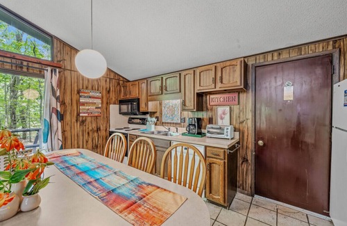 The Woods House | Country Comfort -wifi, fireplace, golf, pool access, deck