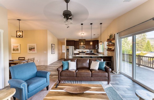 Grants Pass House | Country Comfort with Modern Conveniences
