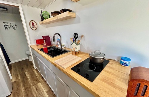 Fulton Cabin | Country Container Tiny House. Experience peace by the water & native wildlife!