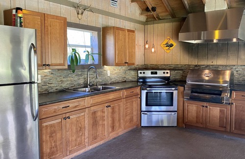 LaBelle Cottage | Country Cottage, 40 Acres, Outdoor Kitchen w/B-que, Campfire, & Horse Stables.