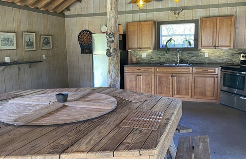 LaBelle Cottage | Country Cottage, 40 Acres, Outdoor Kitchen w/B-que, Campfire, & Horse Stables.