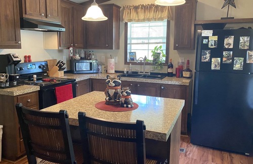 LaBelle Cottage | Country Cottage, 40 Acres, Outdoor Kitchen w/B-que, Campfire, & Horse Stables.