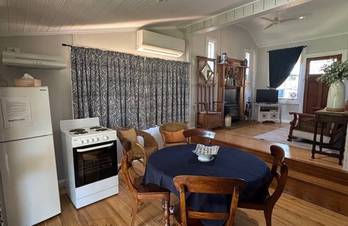 Dubbo Cottage | Country Cottage at Outback Cellar Dubbo