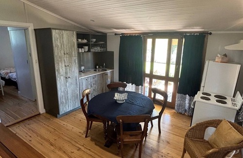 Dubbo Cottage | Country Cottage at Outback Cellar Dubbo