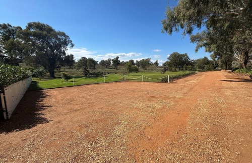 Dubbo Cottage | Country Cottage at Outback Cellar Dubbo