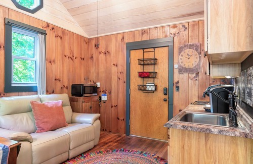 Skyland Cottage | Country Cottage Getaway | Private, Pet Friendly & 15 min. to Downtown AVL!