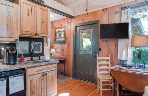 Skyland Cottage | Country Cottage Getaway | Private, Pet Friendly & 15 min. to Downtown AVL!