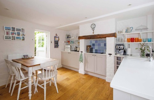 Sidlesham House | Country cottage in pretty village/quay views