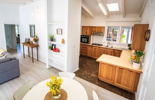 Mundaring House | Country Cottage in Mundaring Town Centre, walk to shops, parks and restaurants