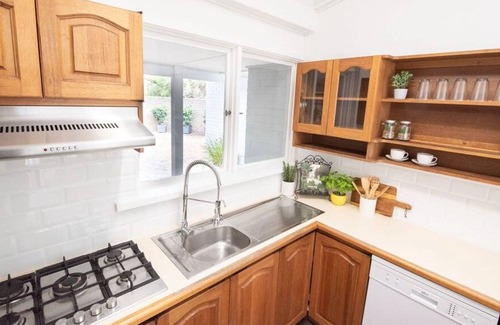 Mundaring House | Country Cottage in Mundaring Town Centre, walk to shops, parks and restaurants