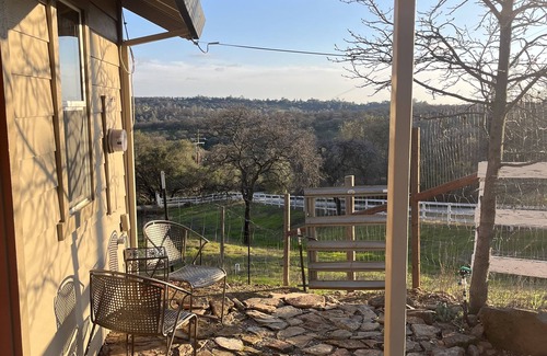 Auburn Cottage | Country Cottage in the Foothills - Near Shops, Hiking, Biking & Rivers