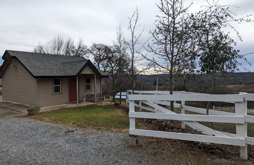 Auburn Cottage | Country Cottage in the Foothills - Near Shops, Hiking, Biking & Rivers