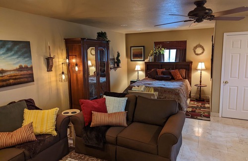 Auburn Cottage | Country Cottage in the Foothills - Near Shops, Hiking, Biking & Rivers