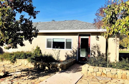 Ojai Cottage | Country cottage just outside Ojai and close to nearby hiking trails