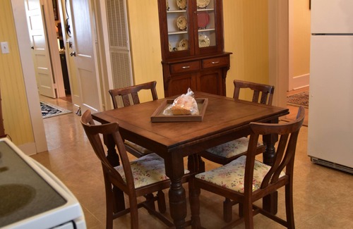 New Ulm Cottage | Country Cottage near Round Top. 13 miles from Round Top Square.