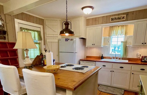 Memphis House | Country Cottage near University of Memphis