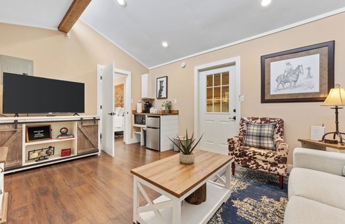 Branson Cottage | COUNTRY COTTAGE - Private Hot Tub and Fire Pit