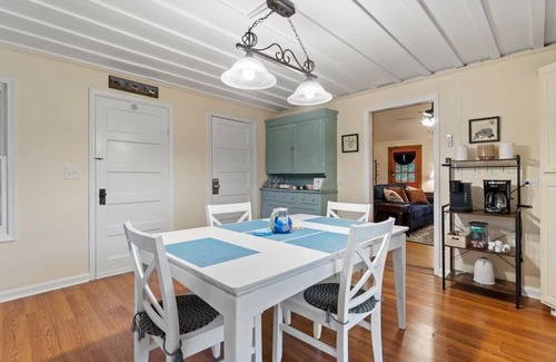 Gordonsville Cottage | Country Cottage with Modern Amenities