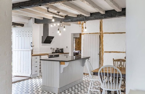 Shifnal Apartment | Country cottage with hot tub & garden