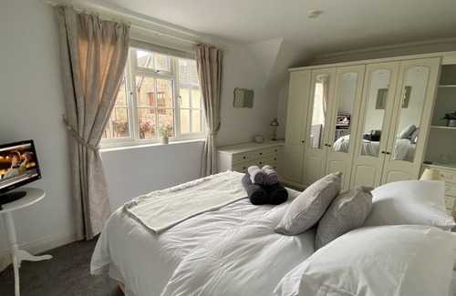 Saint Mary Cottage | Country cottage with private garden close to beach