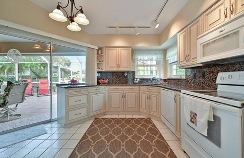 Estero House | Country Creek -Lovely updated 3 bed/2 bath Estero home with hot tub and golf