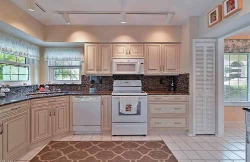 Estero House | Country Creek -Lovely updated 3 bed/2 bath Estero home with hot tub and golf