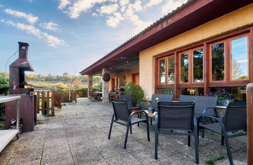 San Andres del Rabanedo Villa | Country House 'Arroyo Del Valle' with Terrace and Private Garden