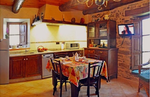 Santa Colomba de Somoza House | Country House 'La Casina De La Fuente' with Private Garden and Wi-Fi