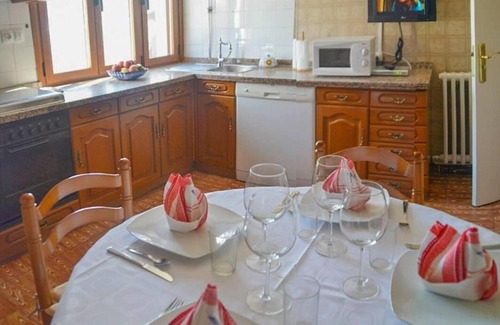 Santa Colomba de Somoza House | Country House 'La Casina De La Fuente' with Private Garden and Wi-Fi