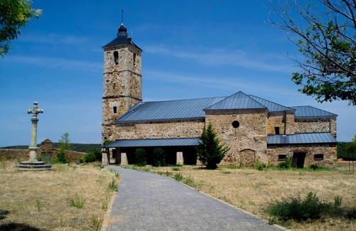 Santa Colomba de Somoza House | Country House 'La Casina De La Fuente' with Private Garden and Wi-Fi