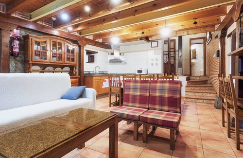 Santa Maria de Valdeon House | Country House 'El Serenal' with Mountain View, Private Terrace and Wi-Fi