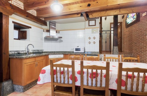 Santa Maria de Valdeon House | Country House 'El Serenal' with Mountain View, Private Terrace and Wi-Fi
