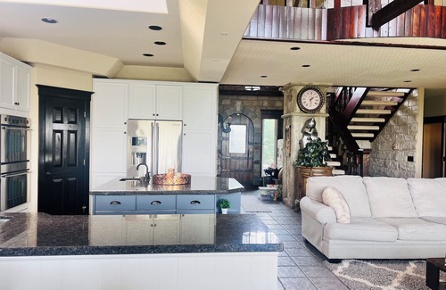 De Winton House | COUNTRY ESCAPE - 3 BD plus loft and 3 bath on 10nAcres. Sleeps 8 (Pet Friendly)