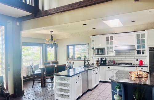 De Winton House | COUNTRY ESCAPE - 3 BD plus loft and 3 bath on 10nAcres. Sleeps 8 (Pet Friendly)