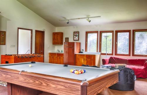 Denver House | Country Escape! 5 bed/5bath, 2 acre pond, pool/Foosball tables, Fire pit, Sauna