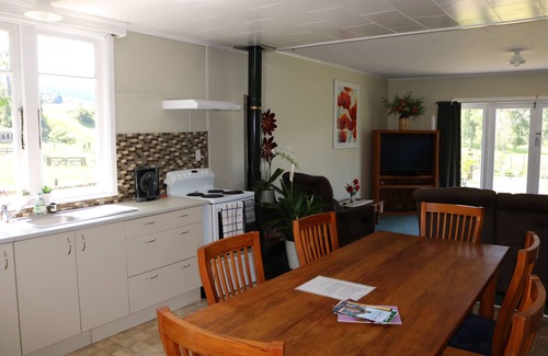 Nukuhou House | Country Escape By The Beach - Pet Friendly!