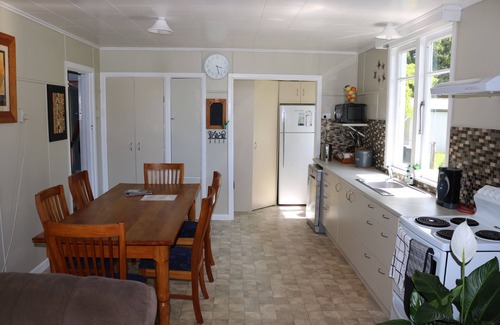 Nukuhou House | Country Escape By The Beach - Pet Friendly!