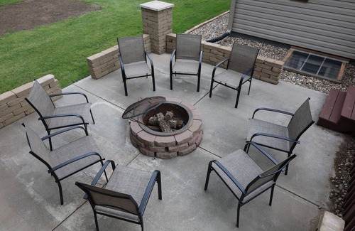 Rock County House | Country Escape - Beaver Creek, MN - Spacious 6-bedroom house just off I-90.
