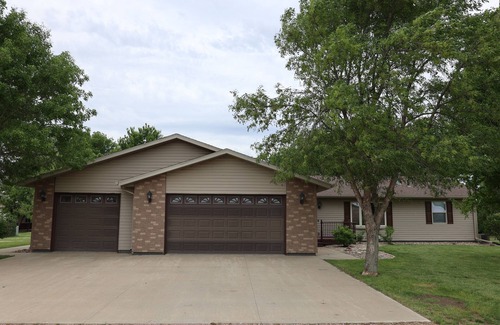 Rock County House | Country Escape - Beaver Creek, MN - Spacious 6-bedroom house just off I-90.