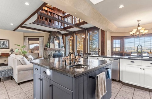 De Winton House | Country Escape - Acreage Home with Park