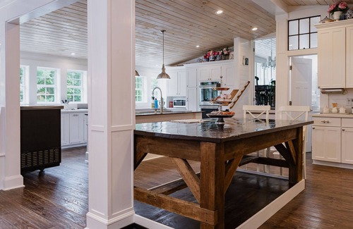 Coloma House | COUNTRY ESTATE, SLEEPS 20, 2 MILES TO LAKE MICHIGAN, POOL, PET FRIENDLY!