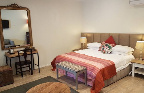 Drakenstein House | Country family House with big pool, Spa- & beauty treatments in Winelands