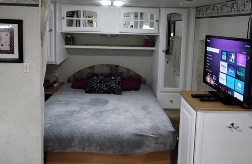 East Leroy House | Country Farm Nature Off Grid RV Getaway