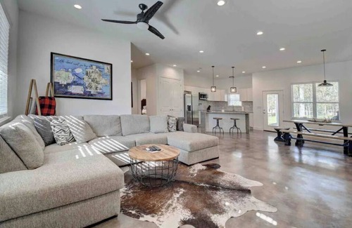 Bastrop House | Country feel in this open plan 3 bed/2 bath home.