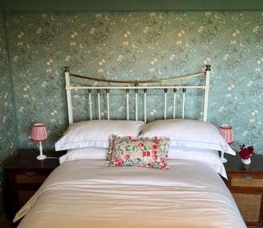 Lifton Ski Chalet | Country garden lodge on Devon Cornwall border