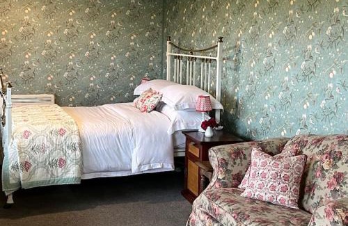 Lifton Ski Chalet | Country garden lodge on Devon Cornwall border